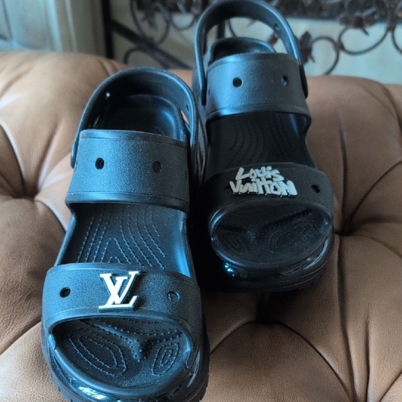 CROCS Sleek Mega Crush Black Platform Sandals - Picture 4 of 9